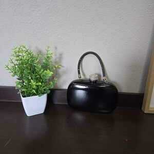 Nina Clutch Elegant Black Handbag